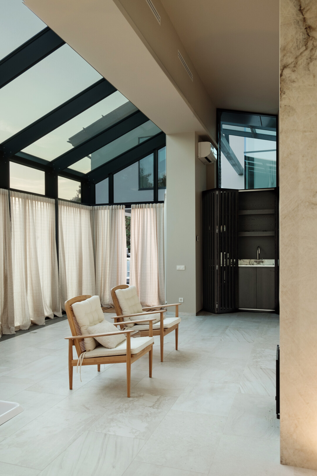 В комнате отдыха с панорамным остеклением ванна-джакузи встроена в пол