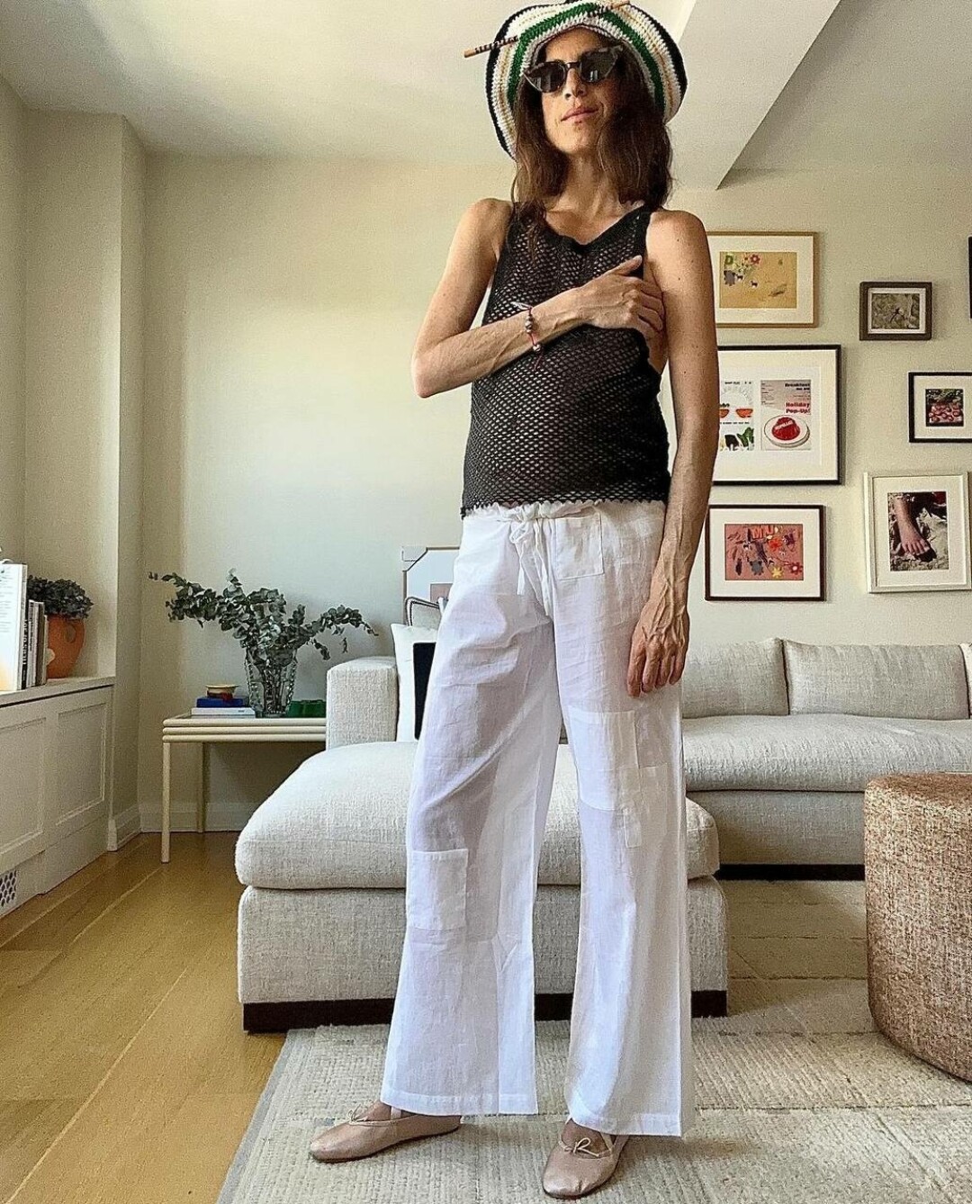 Инфлюенсер Леандра Медин сочинила лучшее комбо для жары в городе — льняные брюки, майка-сетка и инфантильная панама