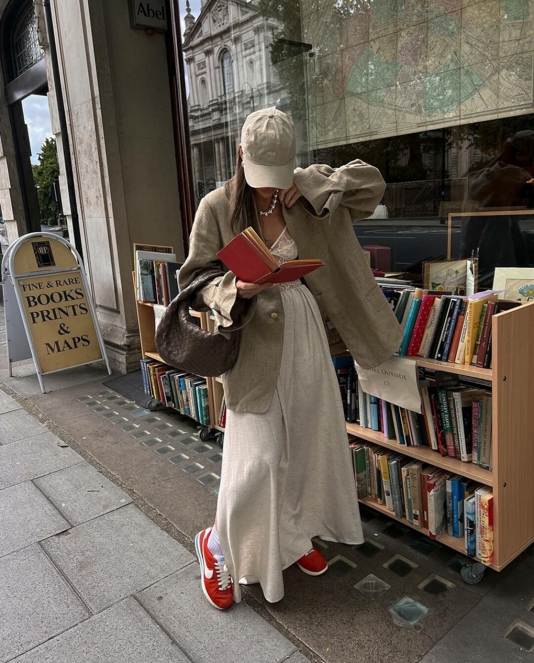 Агнес Пустай выгуливает бейсболку в total-biege look с контрастными по стилю платьем-комбинацией с кружевом и объемным мужским пиджаком, дополняя