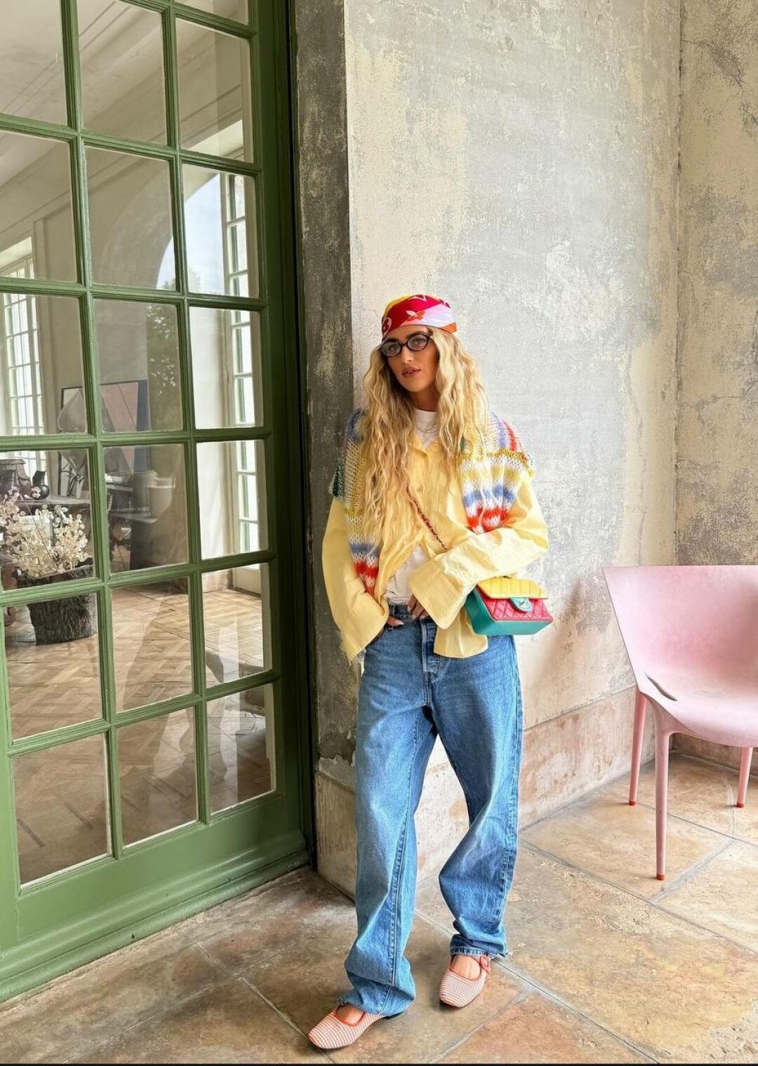 Фэшн-инфлюенсер Эмили Синдлев играет по колорблочным правилам и объединяет оттенки образа в шелковом платке (носит его как дюрагу), делая его более