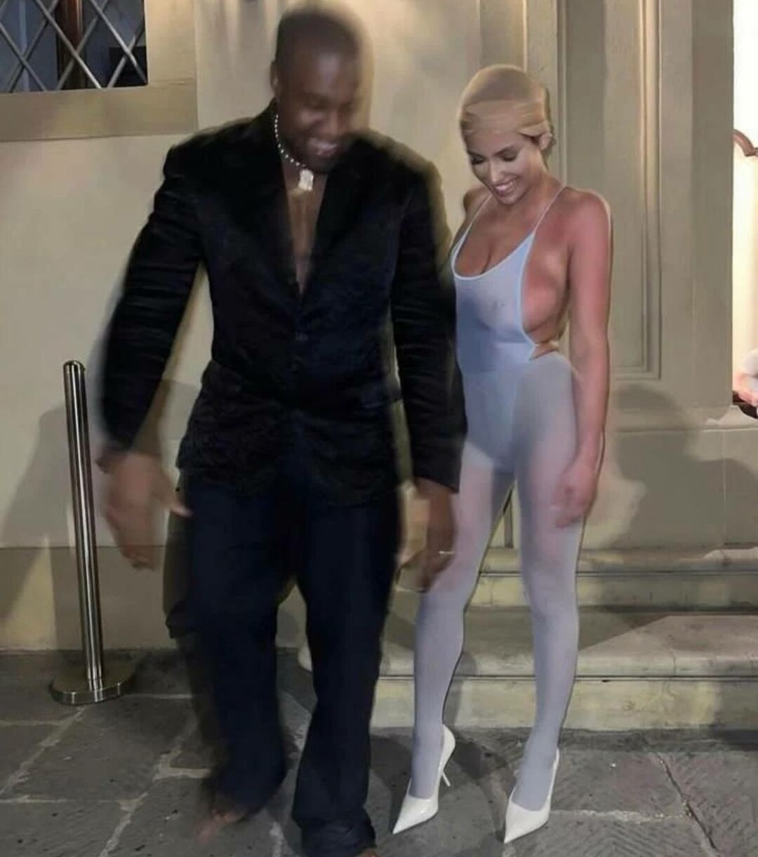 Жена Йе не только выгуливает нюдовые сочетания, но и дополняет чулочным тюрбаном голубой total-look из колготок и боди