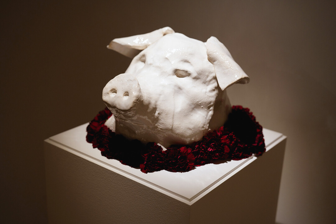 На свадьбах в некоторых регионах Центральной России подавали вареную свиную голову, украшенную цветами — символ благополучия