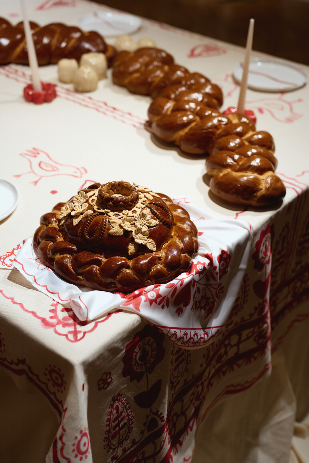 Каравай — непременный участник свадебного стола, хлеб косичкой — символ переплетения двух родов