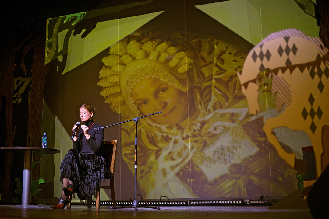 Софья Эрнст читает лекцию о народном костюме на ВДНХ