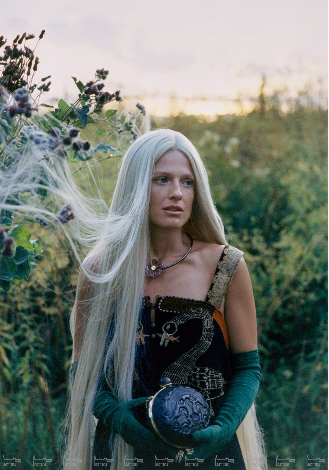 На Софье: колье «Аленький цветочек» из коллекции высокого ювелирного искусства POSIÉ, сарафан из архива НАДЕЖДЫ ВАСИЛЬЕВОЙ, клатч ULYANA SERGEENKO