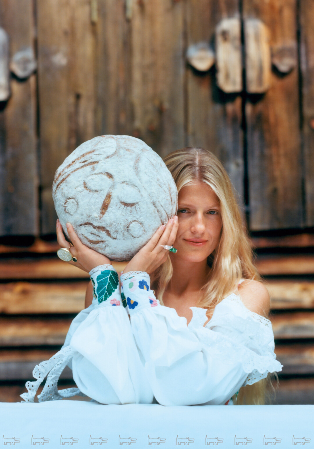 На Софье: кольцо «Яблочко на тарелочке» и два кольца «Маковая росинка» из коллекции высокого ювелирного искусства POSIÉ, баска M_U_R, корсет ЛЕША