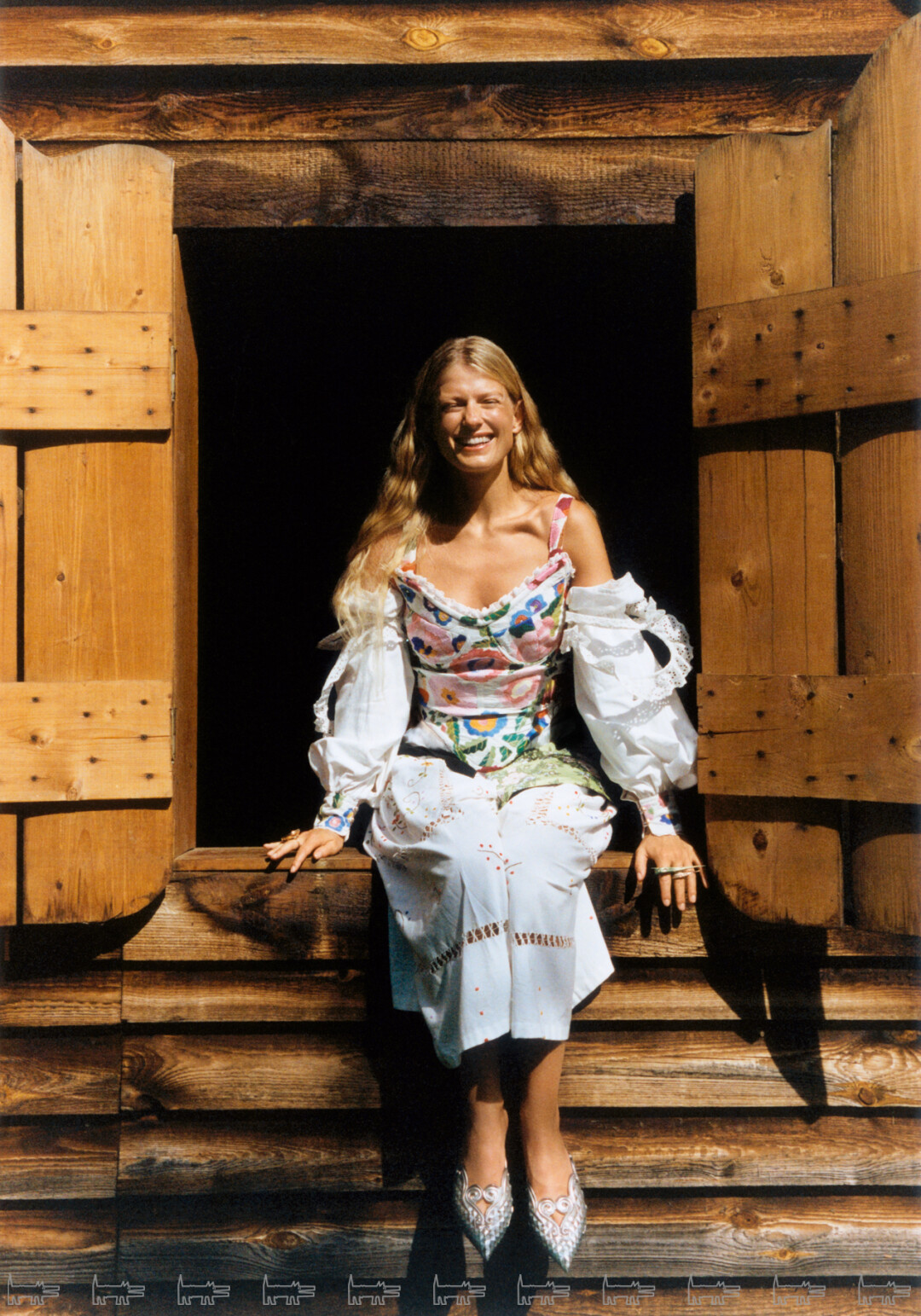 На Софье: кольцо «Яблочко на тарелочке» и два кольца «Маковая росинка» из коллекции высокого ювелирного искусства POSIÉ, шорты ATELIER ODOR, мюли Y