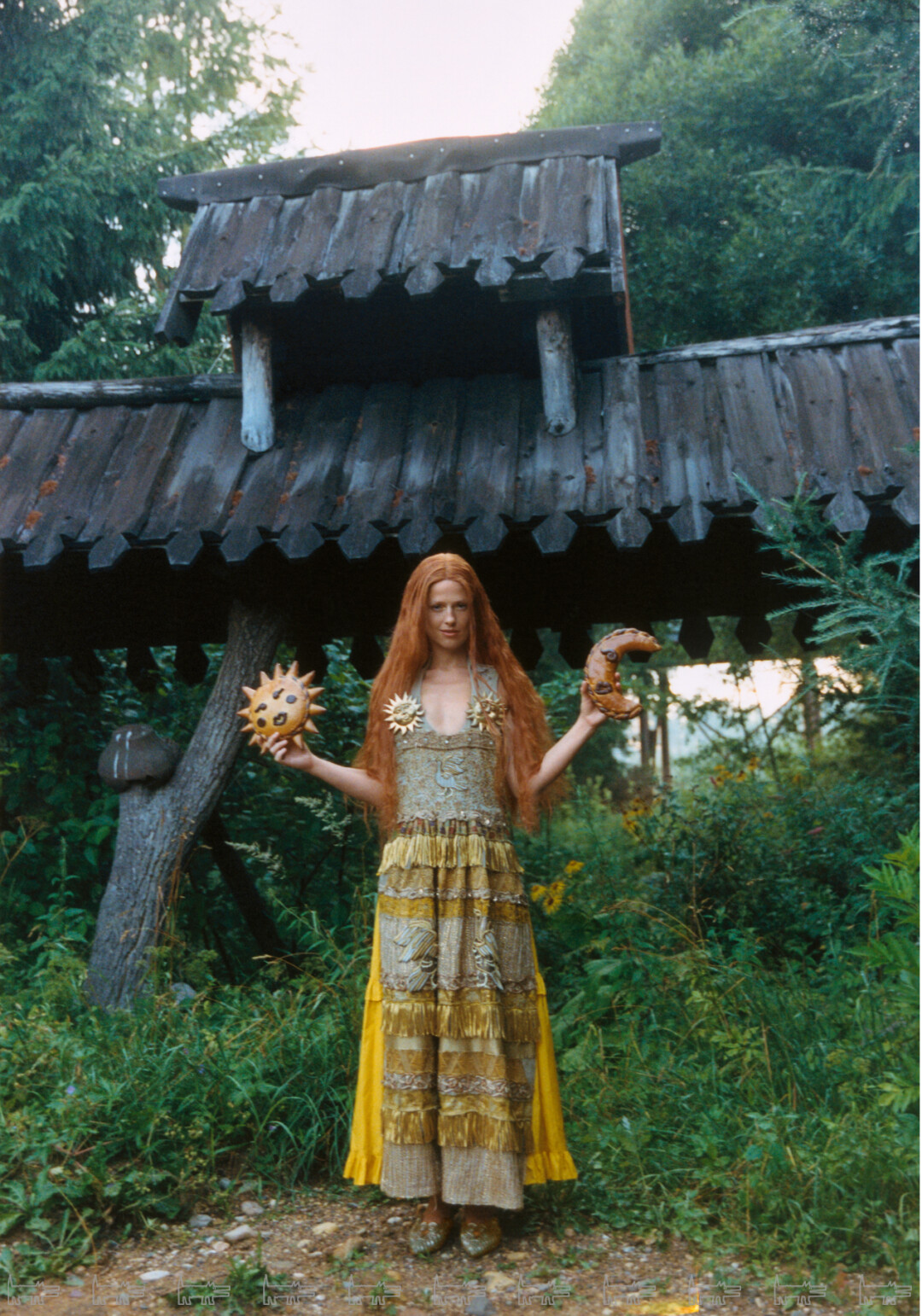 На Софье: передник из коллекции НАДЕЖДЫ ВАСИЛЬЕВОЙ, винтажная юбка из «Русской коллекции» (1976) YVES SAINT LAURENT, хлеб от «Хлебной мануфактуры №1