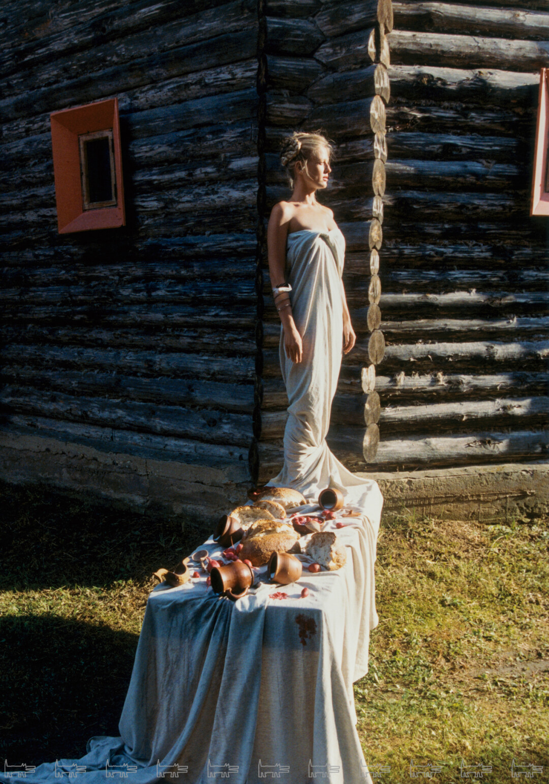 На Софье: браслет «Стрела царевны» из коллекции высокого ювелирного искусства POSIÉ, платье-скатерть «М22» MILANA MALYUGINA, хлеб от «Хлебной