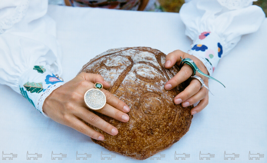 На Софье: кольцо «Яблочко на тарелочке» и два кольца «Маковая росинка» из коллекции высокого ювелирного искусства POSIÉ, хлеб от «Хлебной мануфактуры