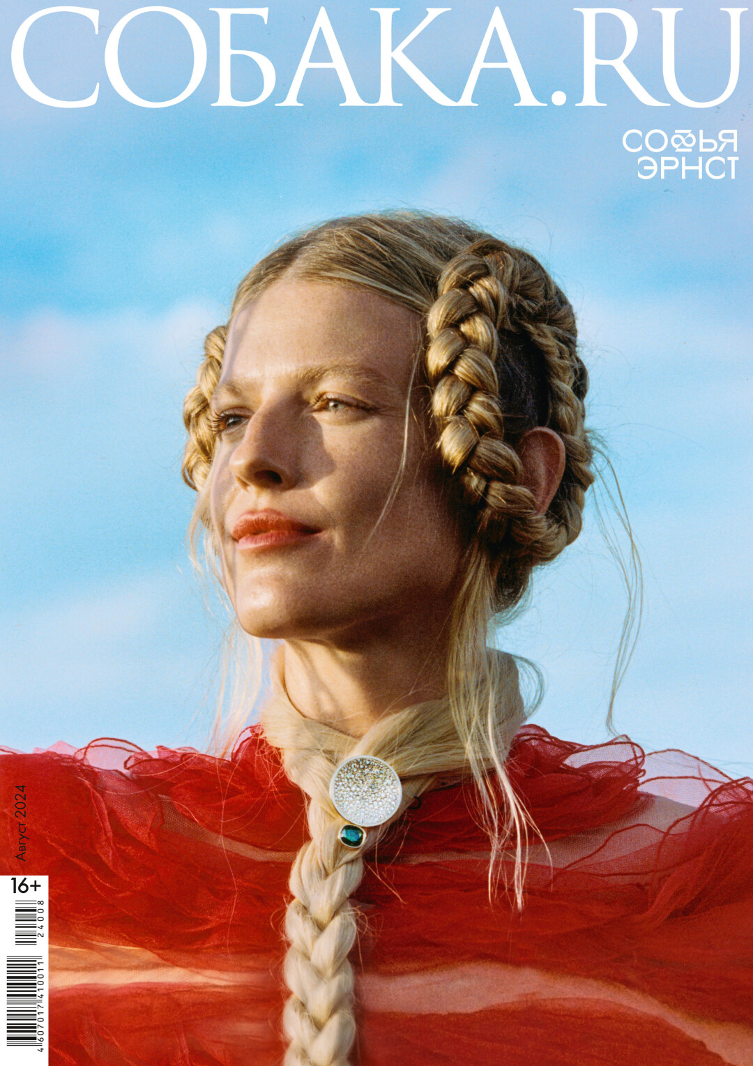 На Софье: кольцо «Яблочко на тарелочке» из коллекции высокого ювелирного искусства POSIÉ, платье из коллекции haute couture «Юбилейная» (2012