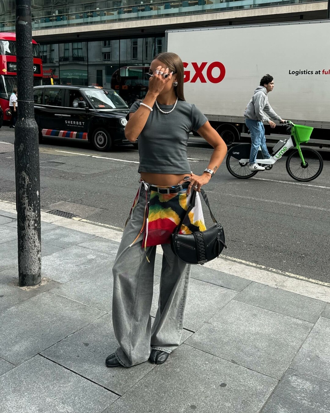 Ну, гранж! Фэшн-инфлюэнсер Оливия Херст комбинирует яркий градиентный фартук с пожившими серыми джинсами, приталенной футболкой (тренд лета!), таби и