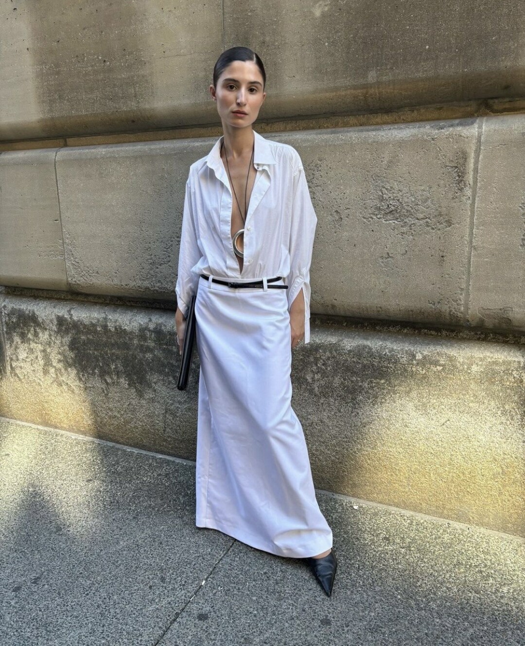 Инфлюенсер Андреа Риччи дополняет глубокий вырез расстегнутой рубашки массивной подвеской-кольцом на контрастном шнурке