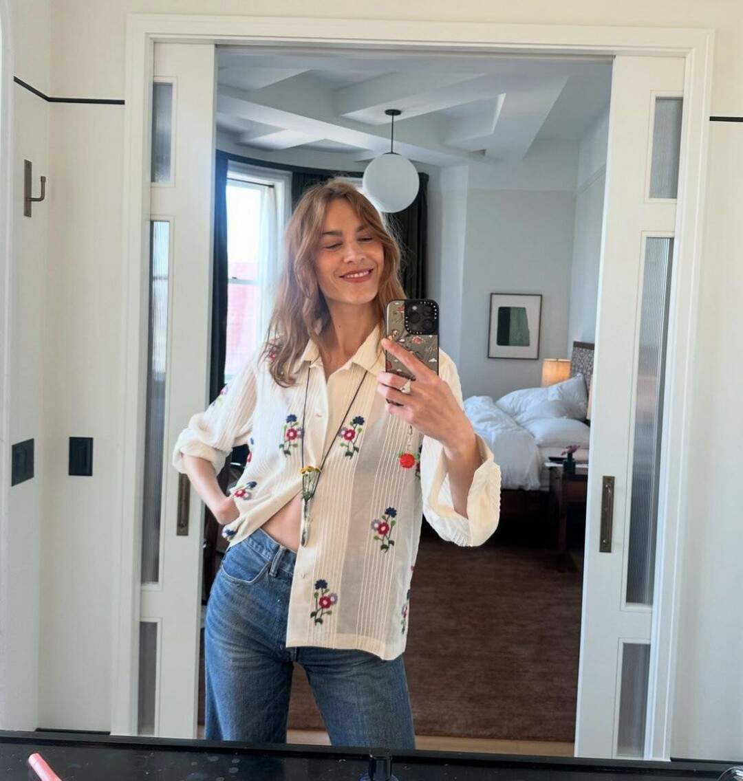 Редактор Алекса Чанг стилизует пасторальную рубашку с кулоном-вазой на шнурке (с микро-букетиком живых цветов!)