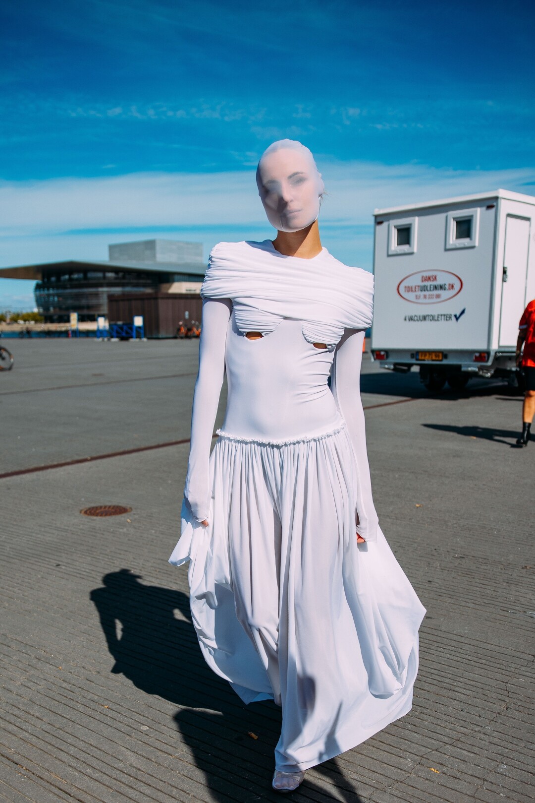 Вуаль — хит кутюрных показов Schiaparelli и Jean Paul Gaultier. Сочетаем с платьями со спущенной талией (тренд) и открытой линией плеч (тоже тренд)