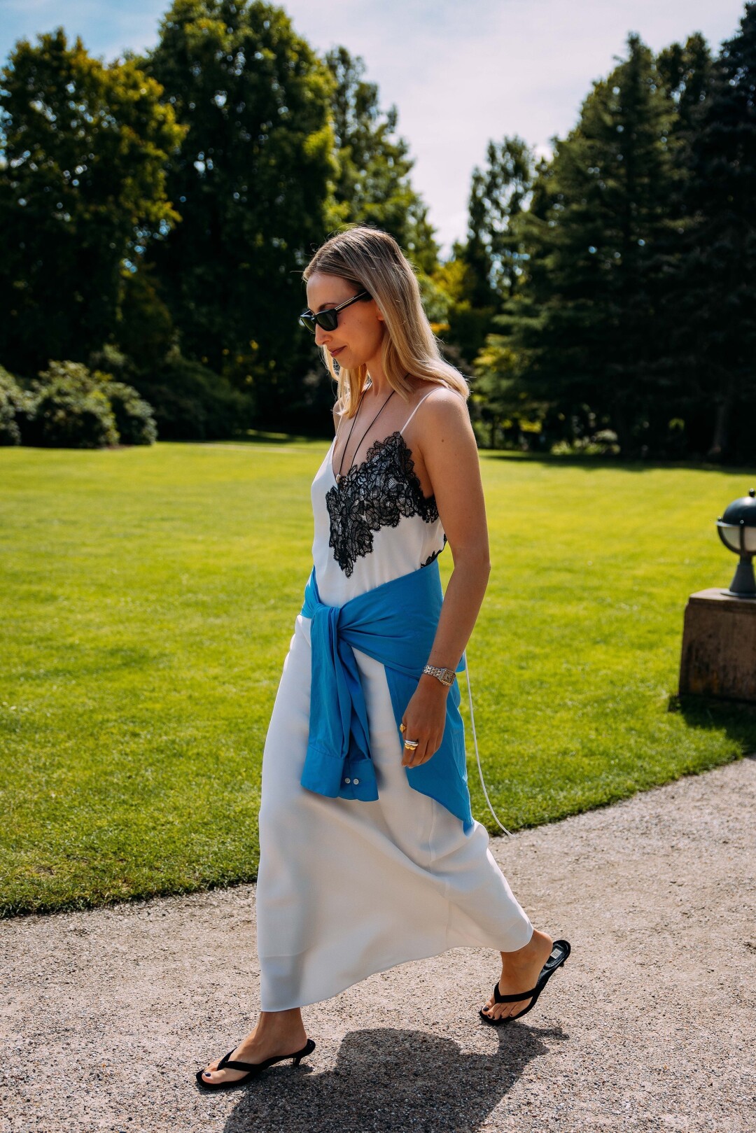 Энтони Ваккарелло в коллекции Pre-Fall Saint Laurent вернул нам тренд на кружевные комбинации: завязываем на поясе контрастную кобальтовую рубашку и