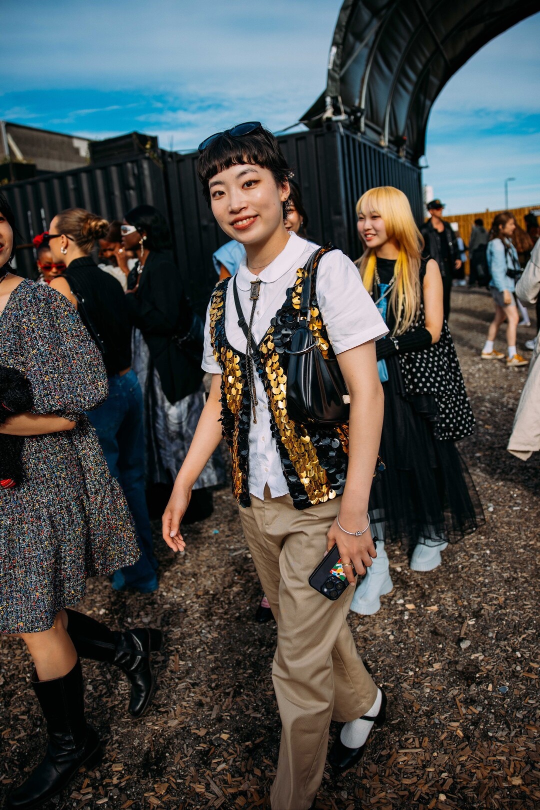 Отрабатываем тренд на золотистые текстуры с показов Miu Miu и Undercover и притворяемся рыбкой при помощи жилетки в пайетках (носим с белой рубашкой и