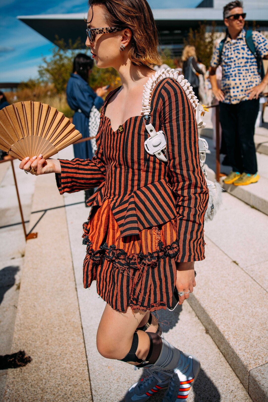 Туториал по гальяновскому спортшику: сочетаем высокие сапоги-кроссовки (что? да!) с полосатым корсетным платьем в драпировках, леопардовыми очками и