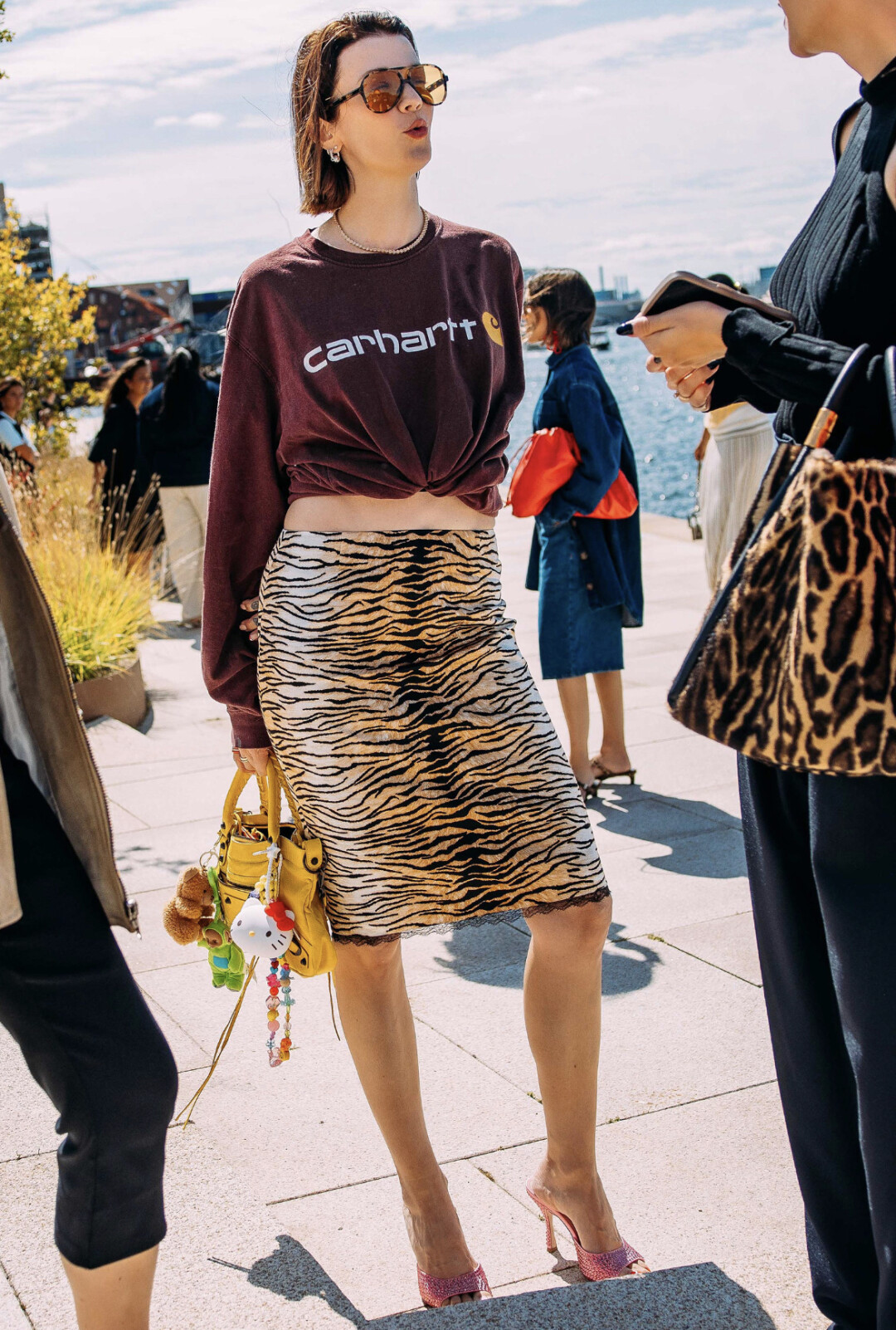 После выхода обложки Perfect Mag с Рианной анималистичные принты переживают новый виток популярности: сочетаем тигриную кружевную юбку с кархартовским