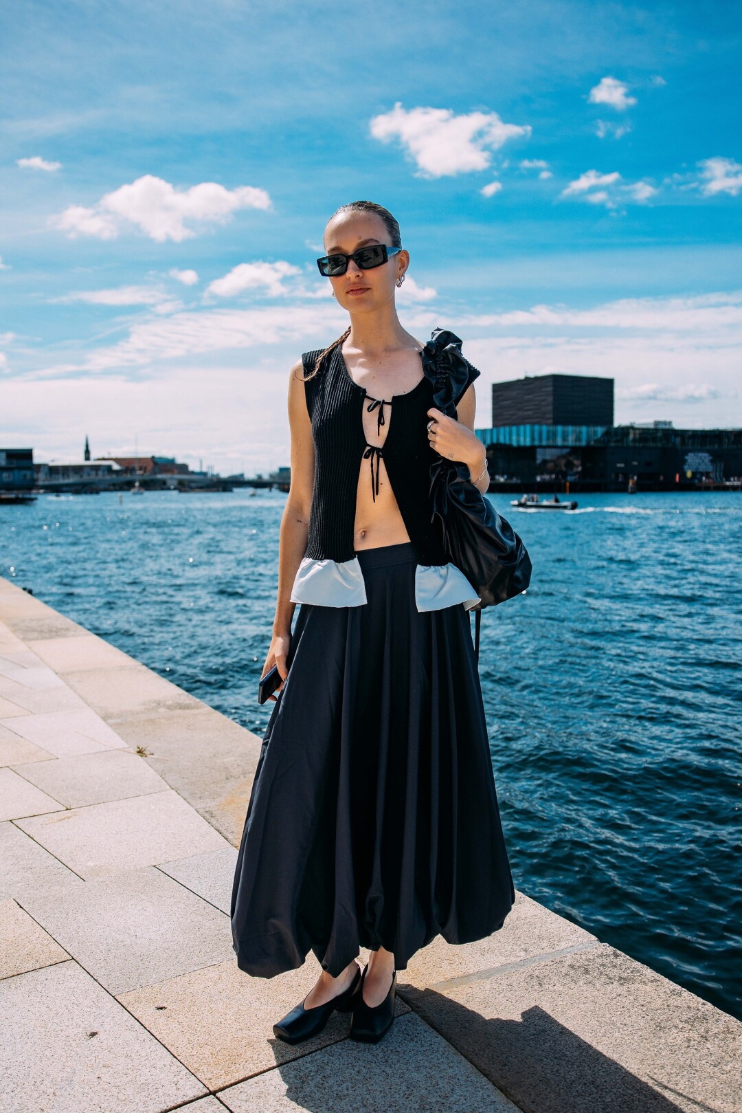 Блузы-колокольчики имени Жакмюса и Джонатана Андерсона примеряем с кожаными шопперами и юбками-баллонами