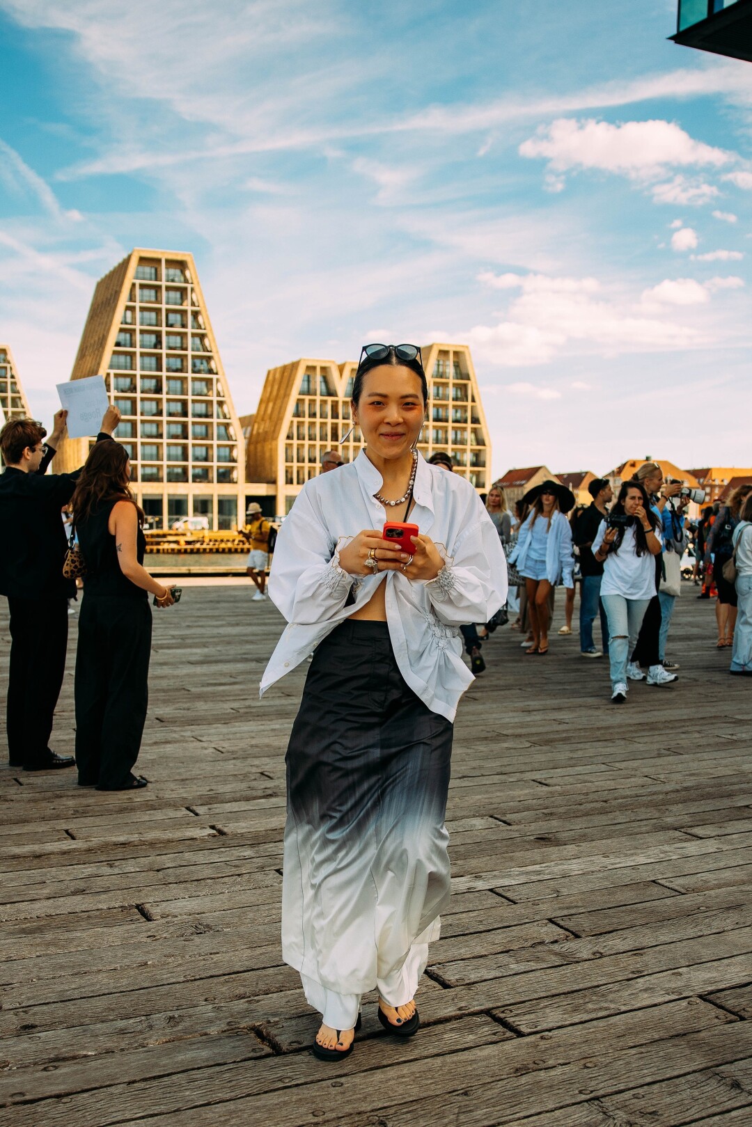 Стайлинг-трюк: носим рубашку в роли кардигана, застегивая на одну пуговицу. Дополняем обвесом и бус и кулонов, сочетаем с градиентной юбкой и