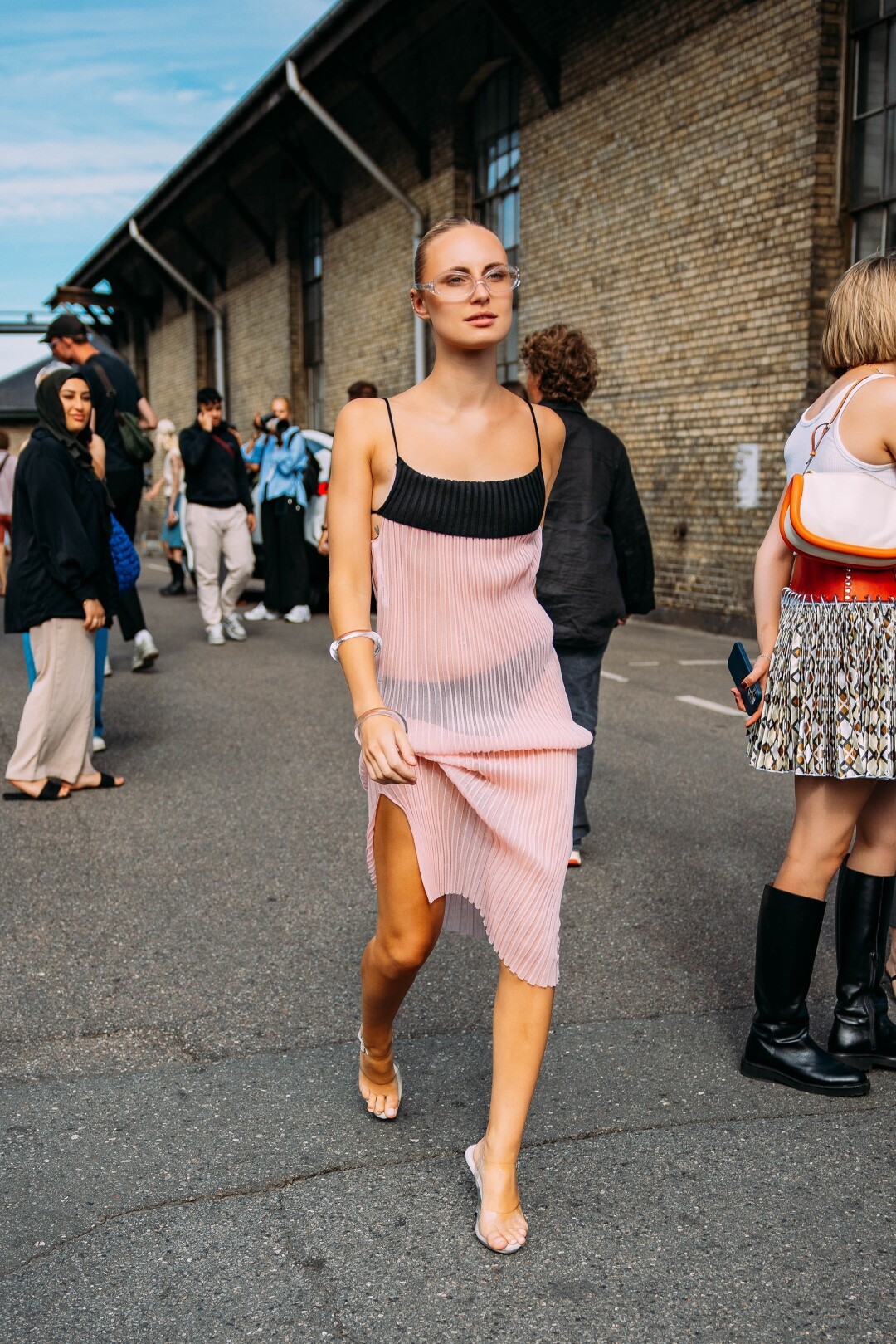 Носим браслеты на сгибе локтя и второй сезон подряд голосуем за полупрозрачные текстуры: от виниловых мюлей, (полу)невидимых оправ и украшений до