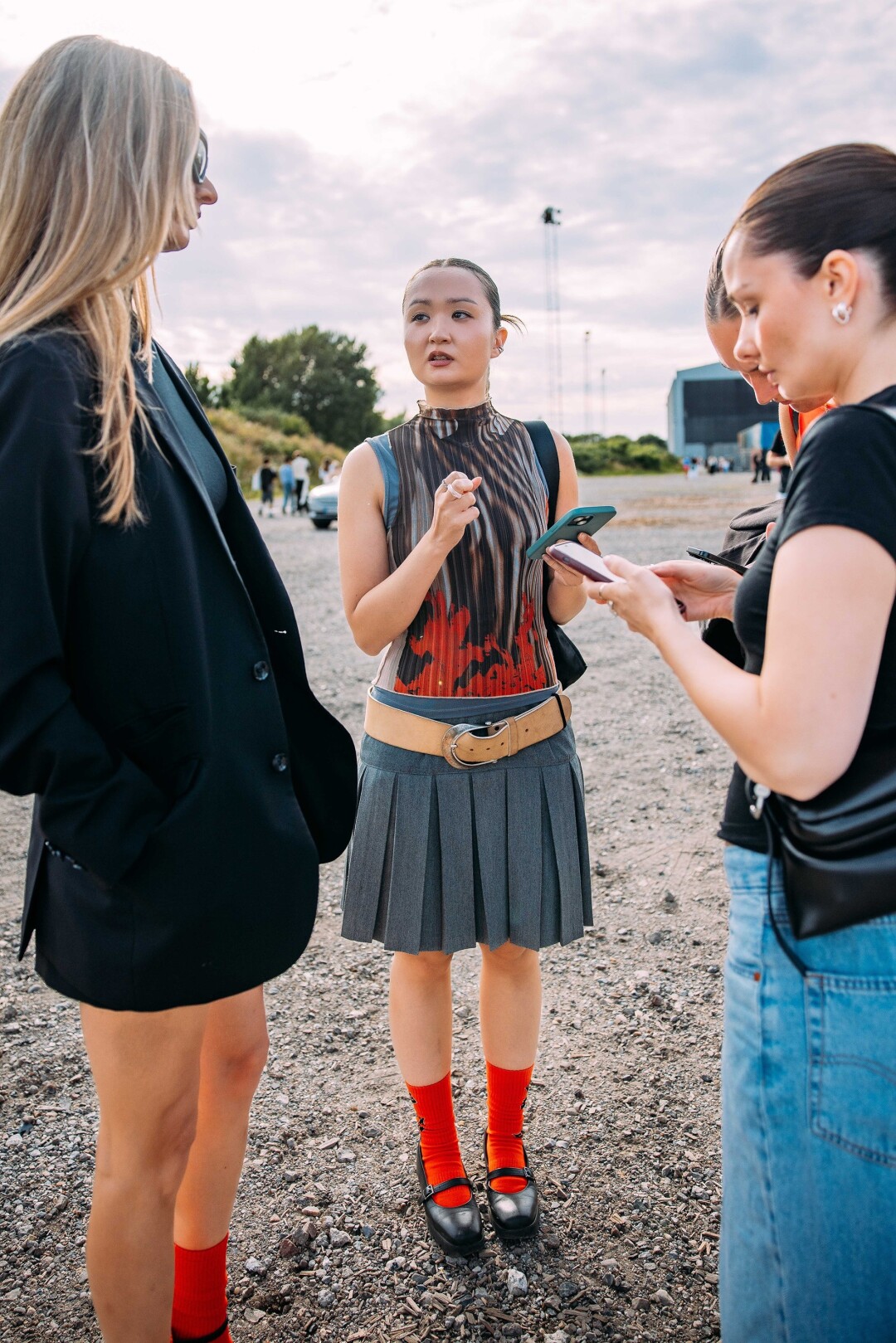 Модный гид по панк-преппи: украшаем плиссированные юбки широким ремнем, мэтчим с градиентным топом, балетками и красными носками (цвет сезона!)