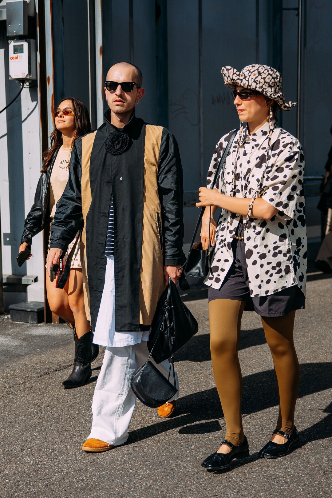 Важный конкурент леопардовых и тигриных принтов — коровий: носим анималистичные рубашки вместе таби Мэри-Джейнами, а от солнца спасаемся при помощи