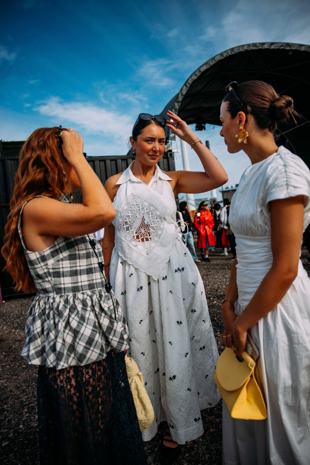 Превращаем кружевную салфетку в топ и сочетаем с пышной baby-doll юбкой в мелкий цветочек (как на одеяле!). Альтернатива — клетчатые топы с баской