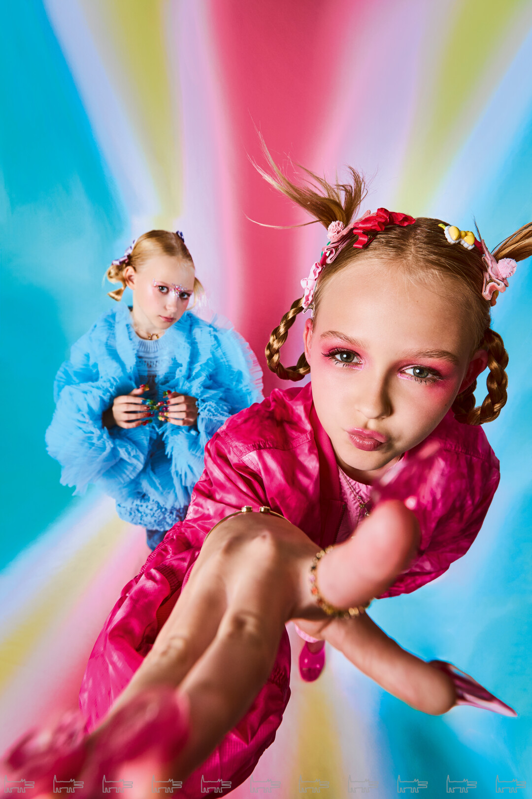 На Злате: кольца и колье MIUZ DIAMONDS, тотал-лук LIME На Мирославе: кольцо и браслеты MIUZ DIAMONDS, блузка EIRENE, бомбер DIESEL, мюли MELISSA (все