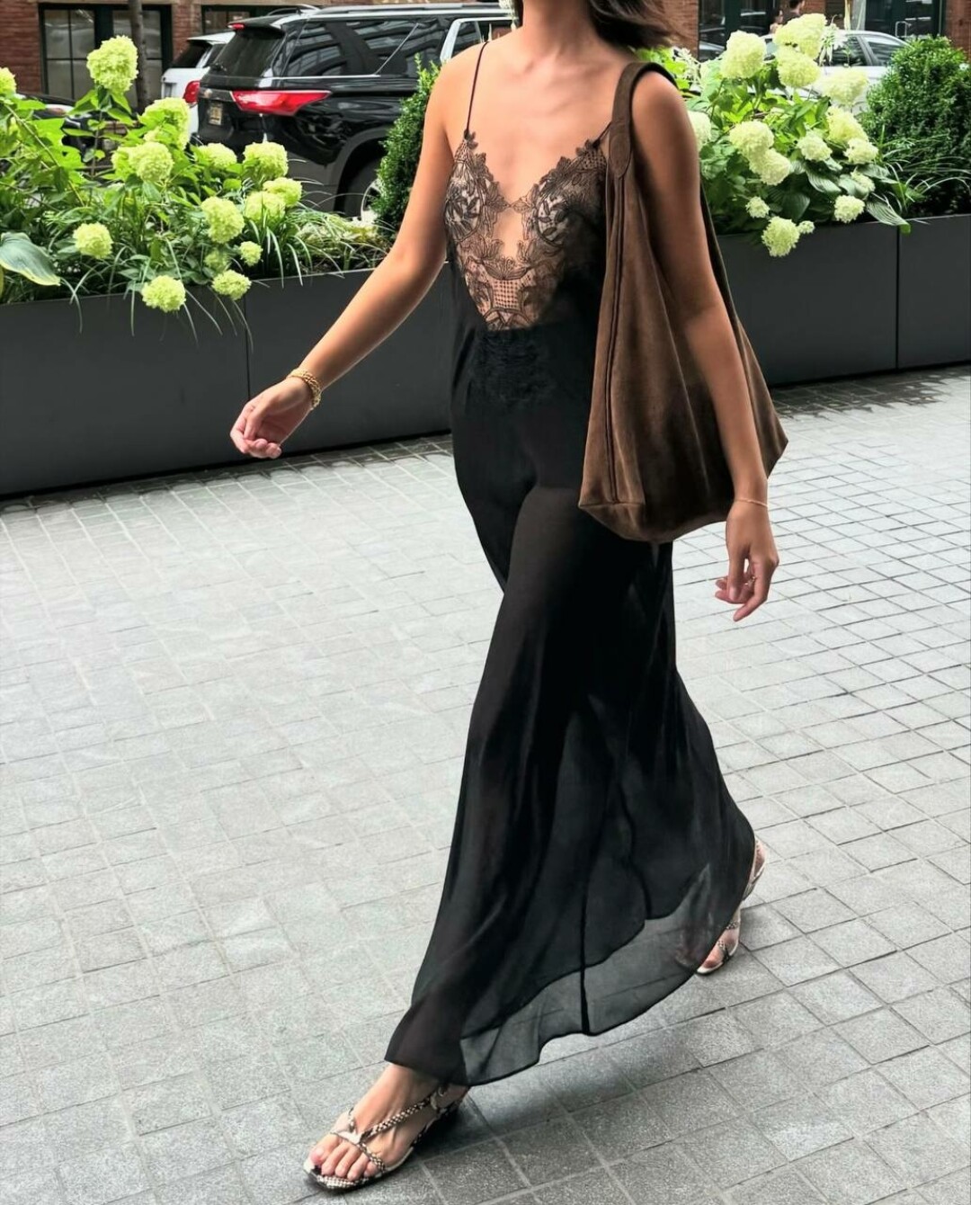 Мими Нгуен справляется с жарой с помощью прозрачного платья с кружевом, дополняя его змеиными босоножками и замшевой хобо