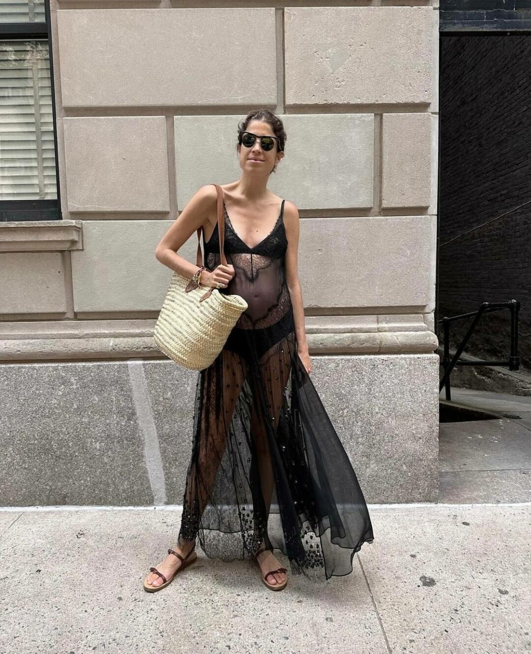 Фэшн-редактор Леандра Медин поддерживает тренд на прозрачность и разгуливает по Нью-Йорку в шифоновой комбинации с кружевом и пайетками