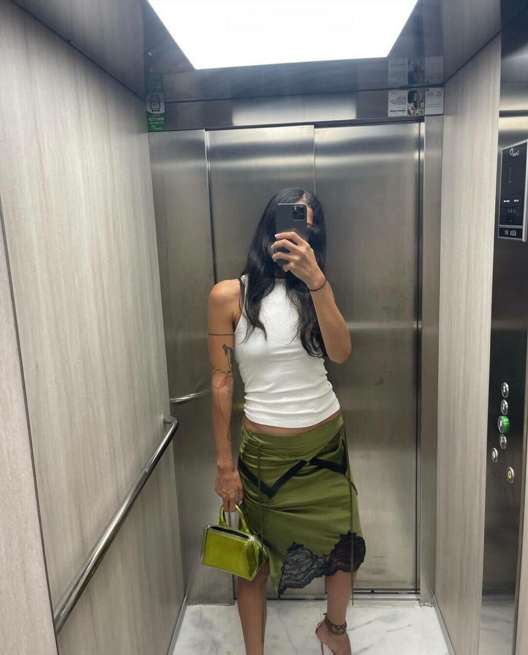 Дизайнер Джильда Амбросио переквалифицировала платье в юбку и носит ее (или его?) с белой майкой и brat-green-сумкой