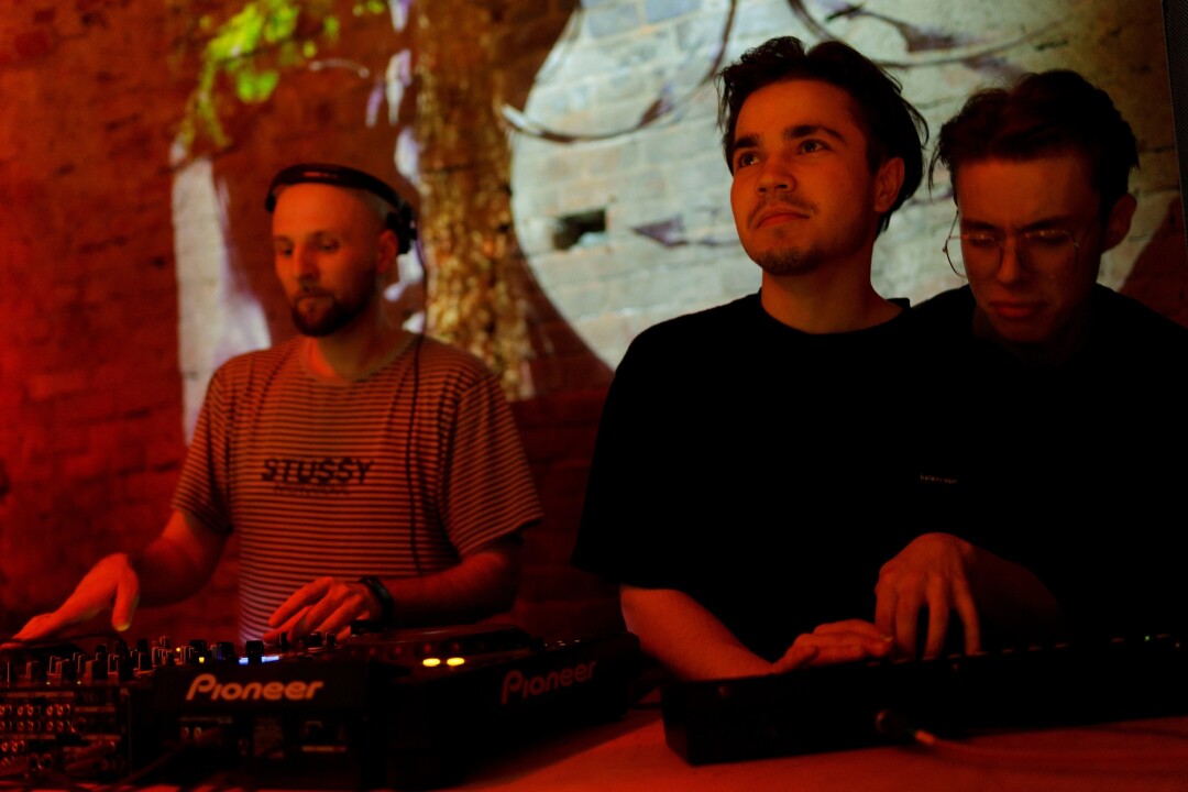 Екатеринбургский диджей Wide и диджеи из Уфы Айдар Гильданов (Nelorized) и Айдар Бадертдинов (Papasvega) на вечеринке ZeRutz в баре «Союзники»
