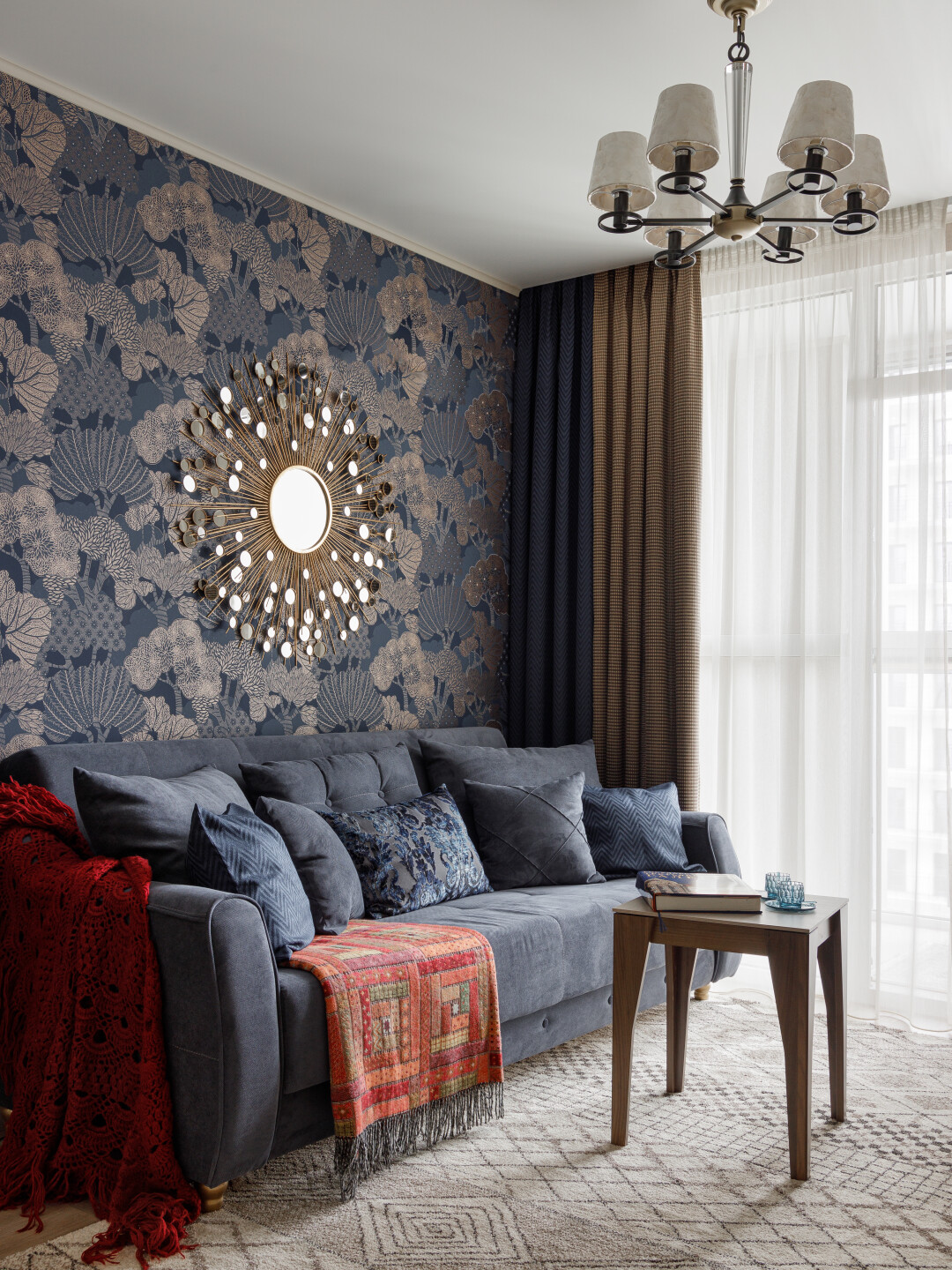 Синие обои от Inside — главный акцент проекта. Но и ковры от партнера Kover.ru были выбраны не случайно. Геометрика на нейтральных оттенках паласа не