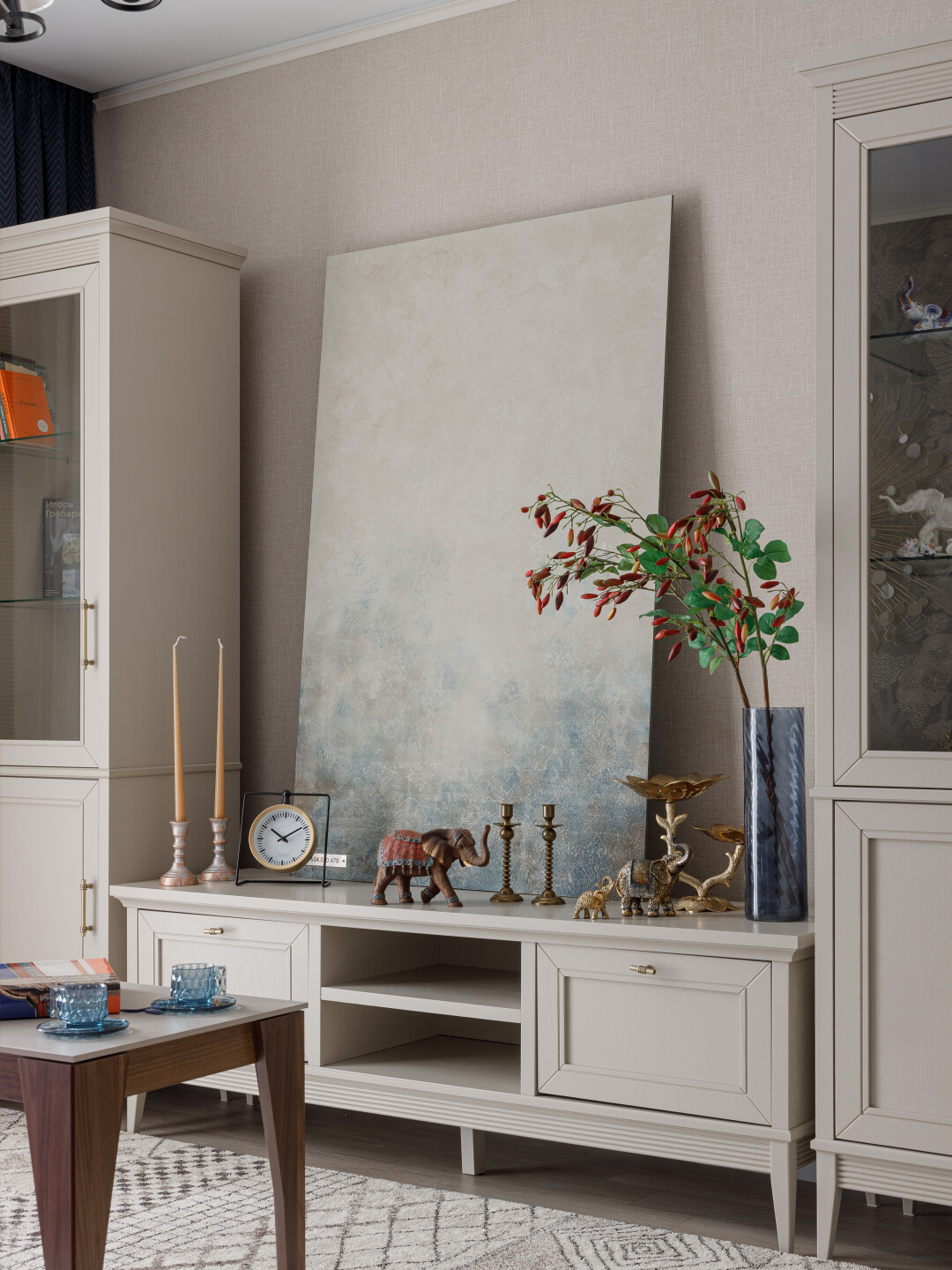 В гостиной разместили также две витрины под книги и сувениры от салона элитной мебели Miassmobili, в дополнение был куплен низкий комод
