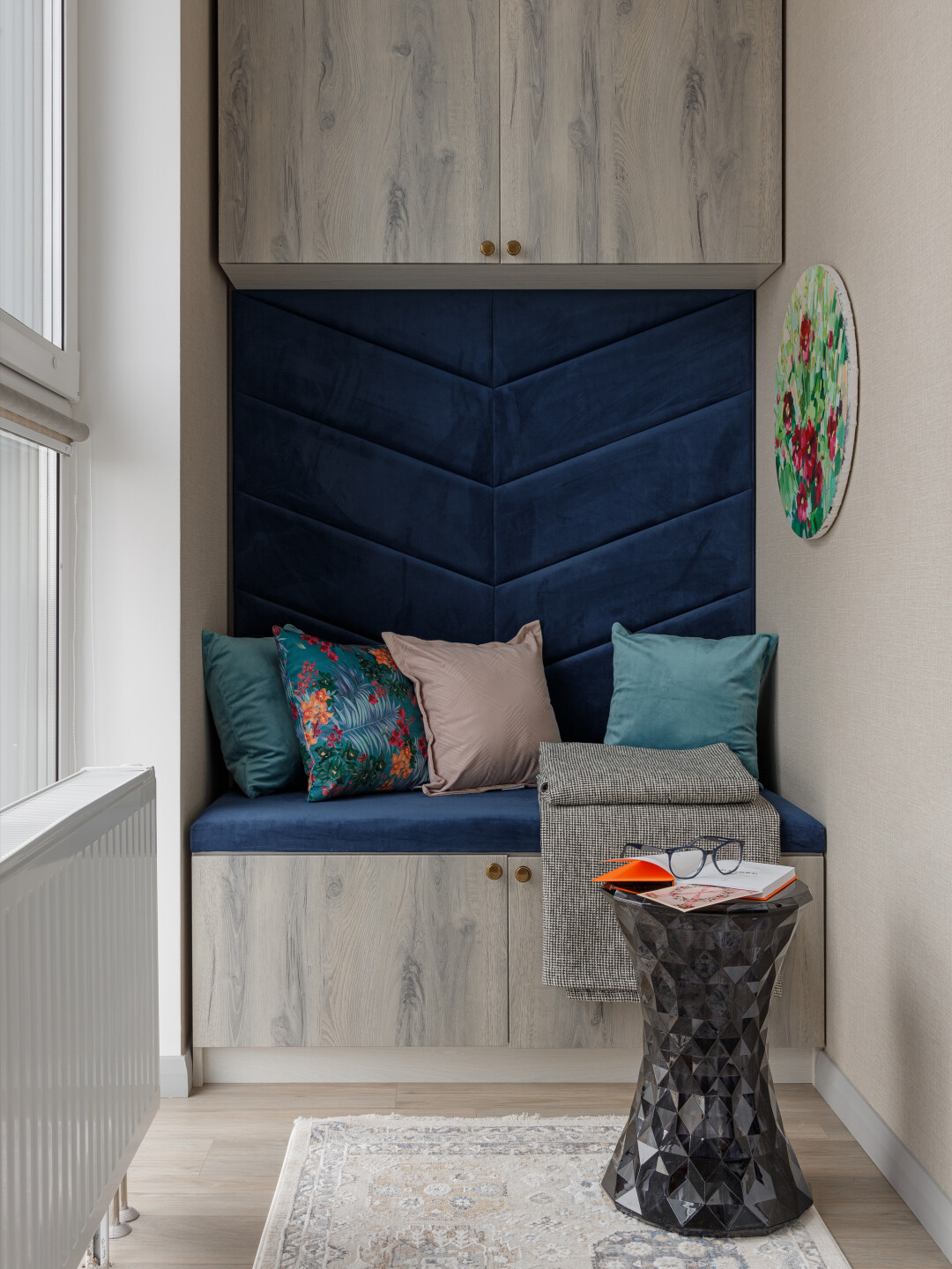 Макеты разработали с особым вниманием к деталям, а форма фрезеровки фасадов шкафов, тумбочки и комода была создана самостоятельно.