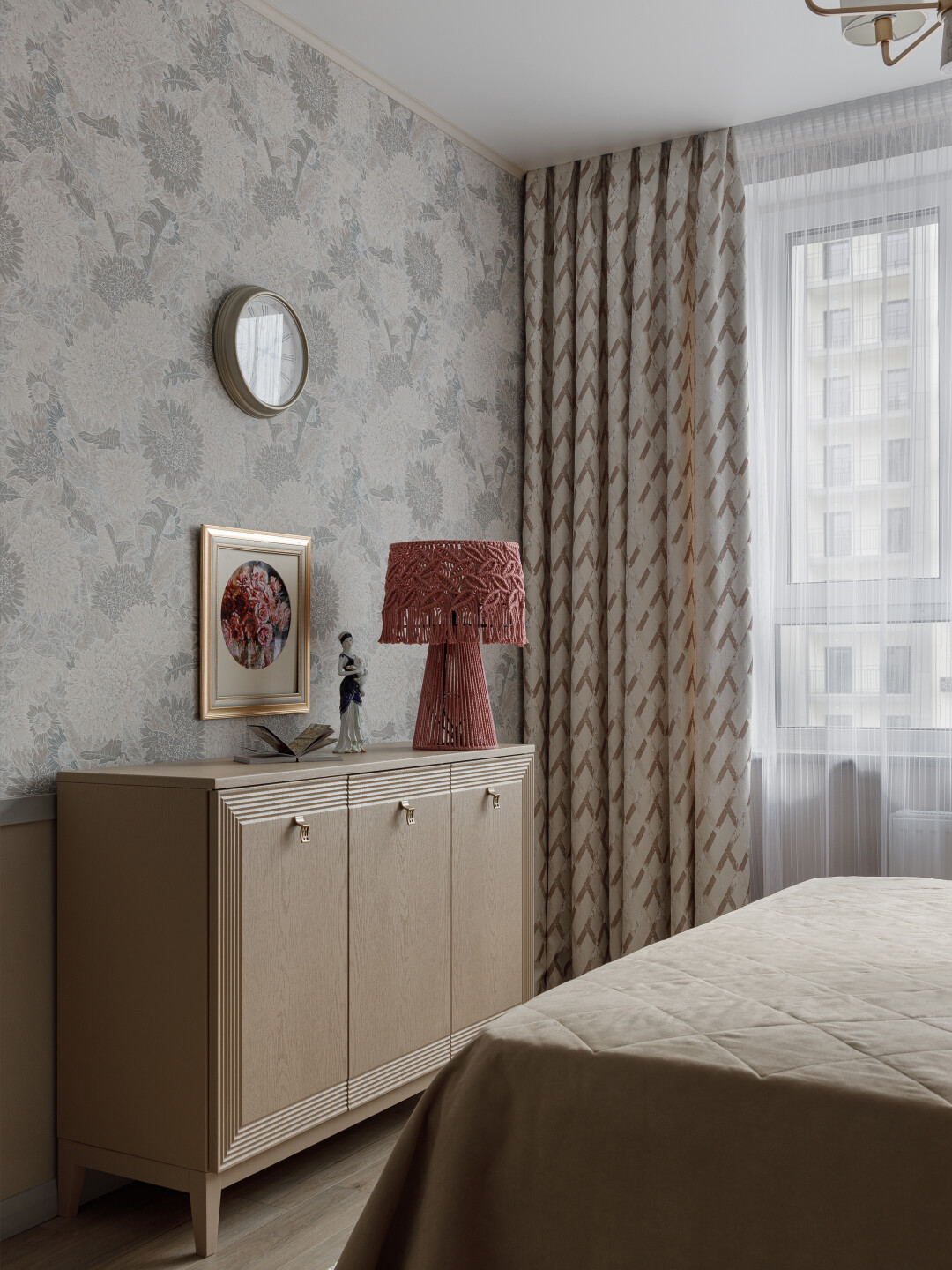 Настольная лампа стала изюминкой спальни. Абажур с плетением напоминает узоры обоев в виде листьев.