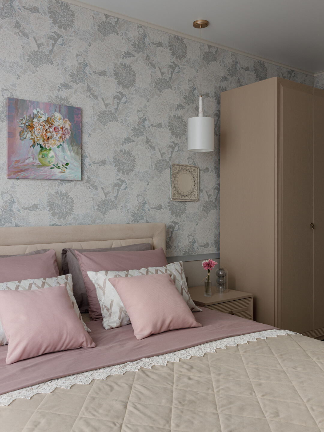 В спальне по дизайнерским эскизам установили дубовую мебель вместе со студией «Техноидея».