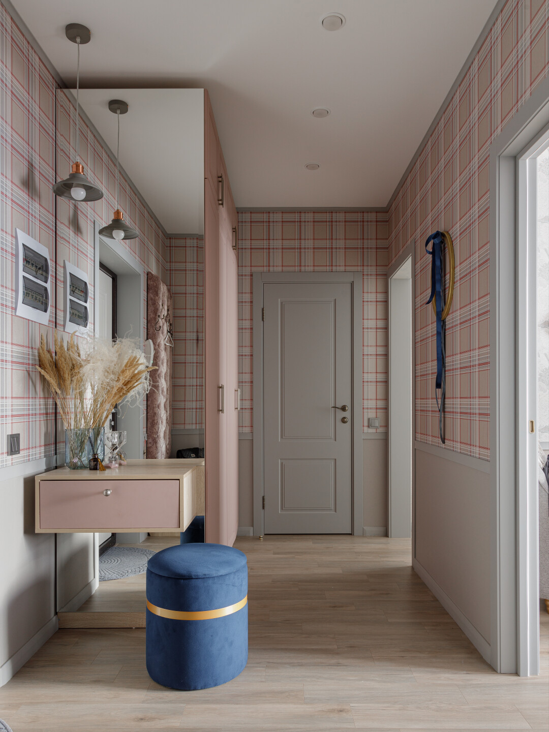 Двери от компании Royal Doors со стеклом в виде клетки с фацетом и матовым покрытием.