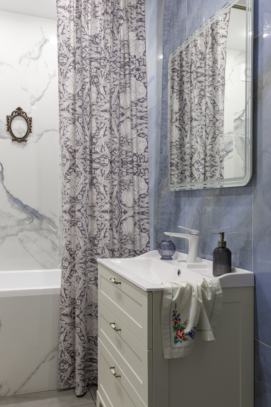 В Calypso получили все необходимое: белую сантехнику, краны и фурнитуру, надежную ванну, а также стильные молочные шкафы и пенал.