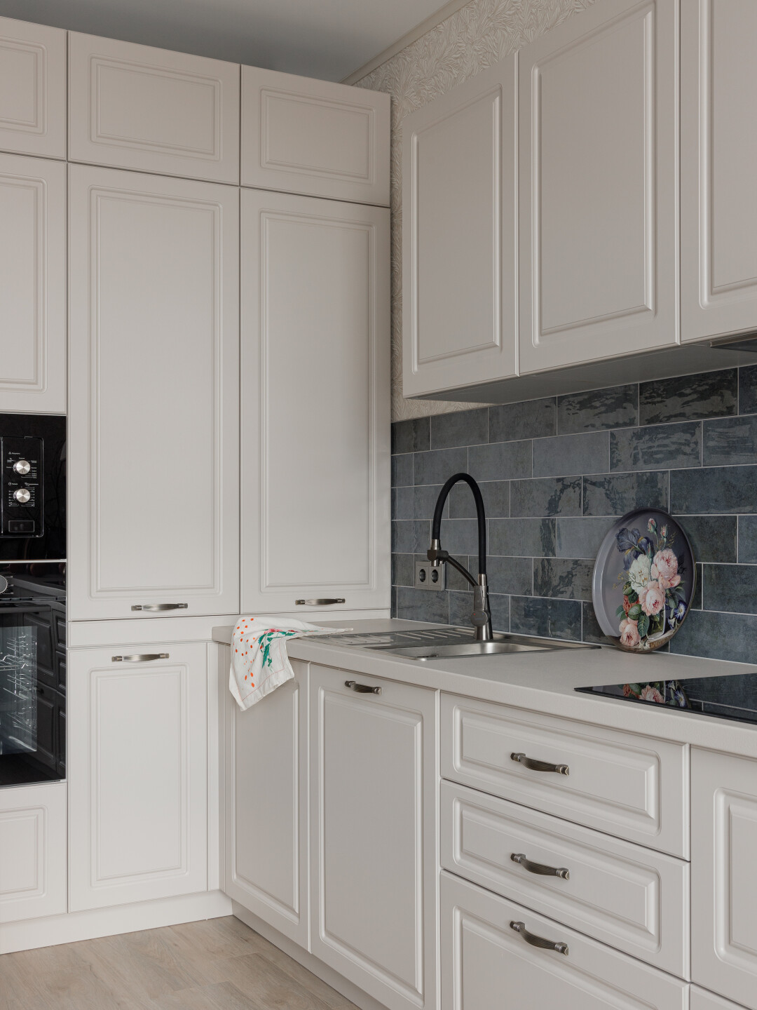 «Олан» – это и шкафы на кухне, в гостиной, вместительный гардероб в спальне.