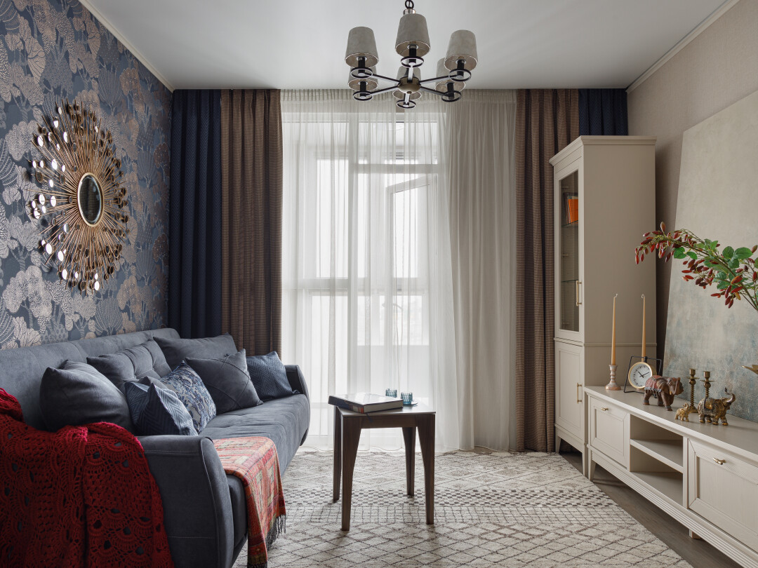 В обилие винтажного декора было решено добавить современный стиль, например, римскую штору с акцентной окантовкой от студии «Галерея штор» в тон