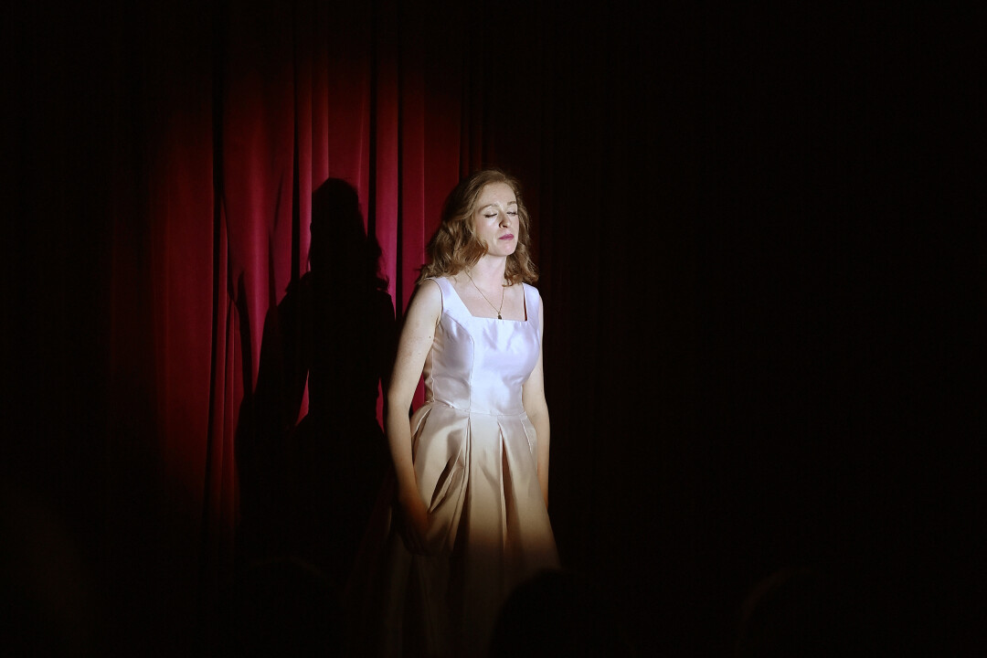 Актриса Елизавета Кононова, спектакль «Выход в свет»