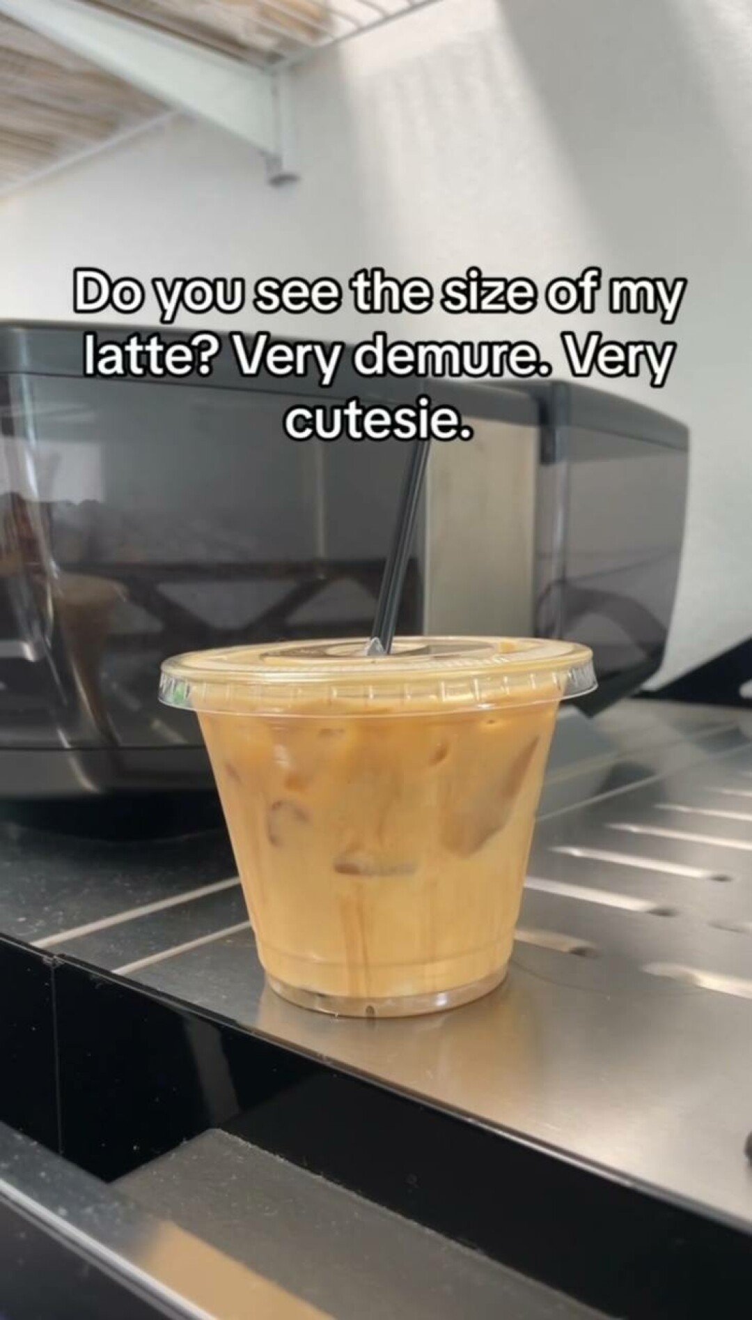 Обычные пользователи советуют брать маленький айс-латте вместо большого, чтобы соответствовать образу жизни demure