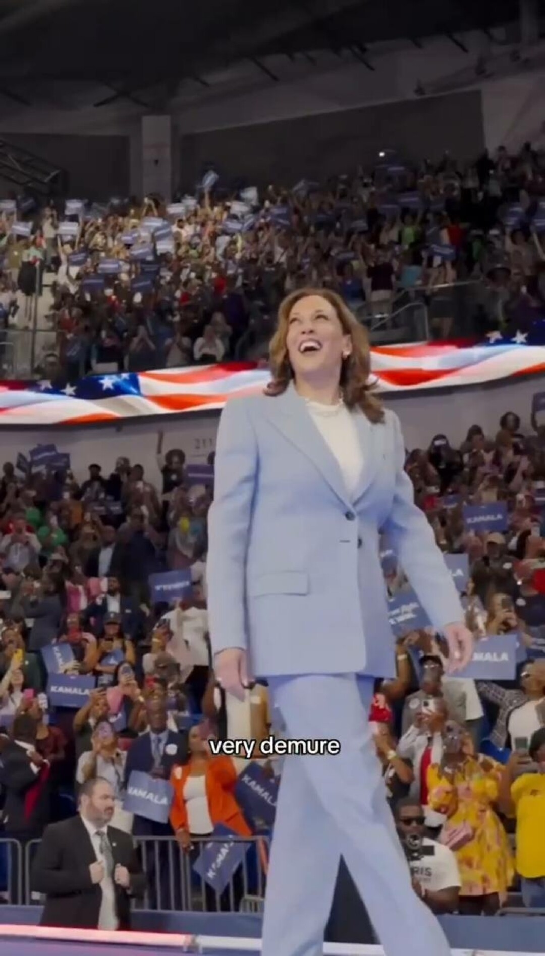 Внешний вид и поведение Камалы Харрис назвали образцовым demure