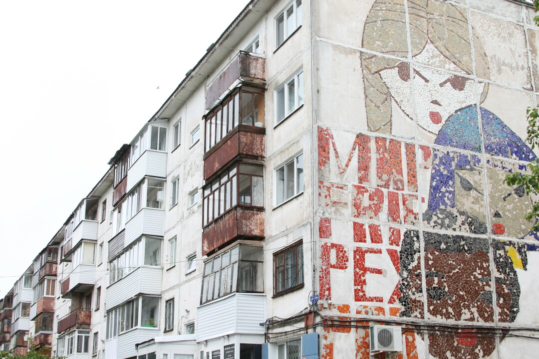 Мозаичное панно «Мордашки» на ул. Гайдара, 7. Автор неизвестен