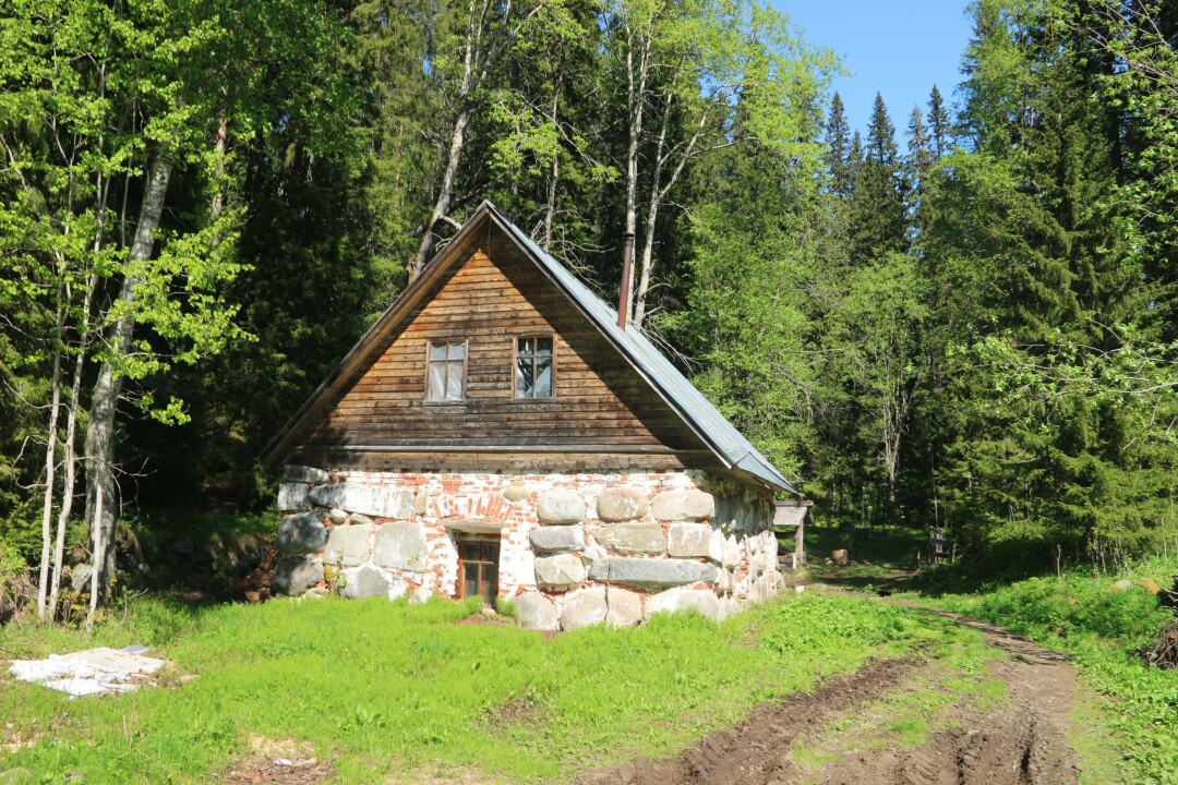 Валунная баня на склоне Секирной горы