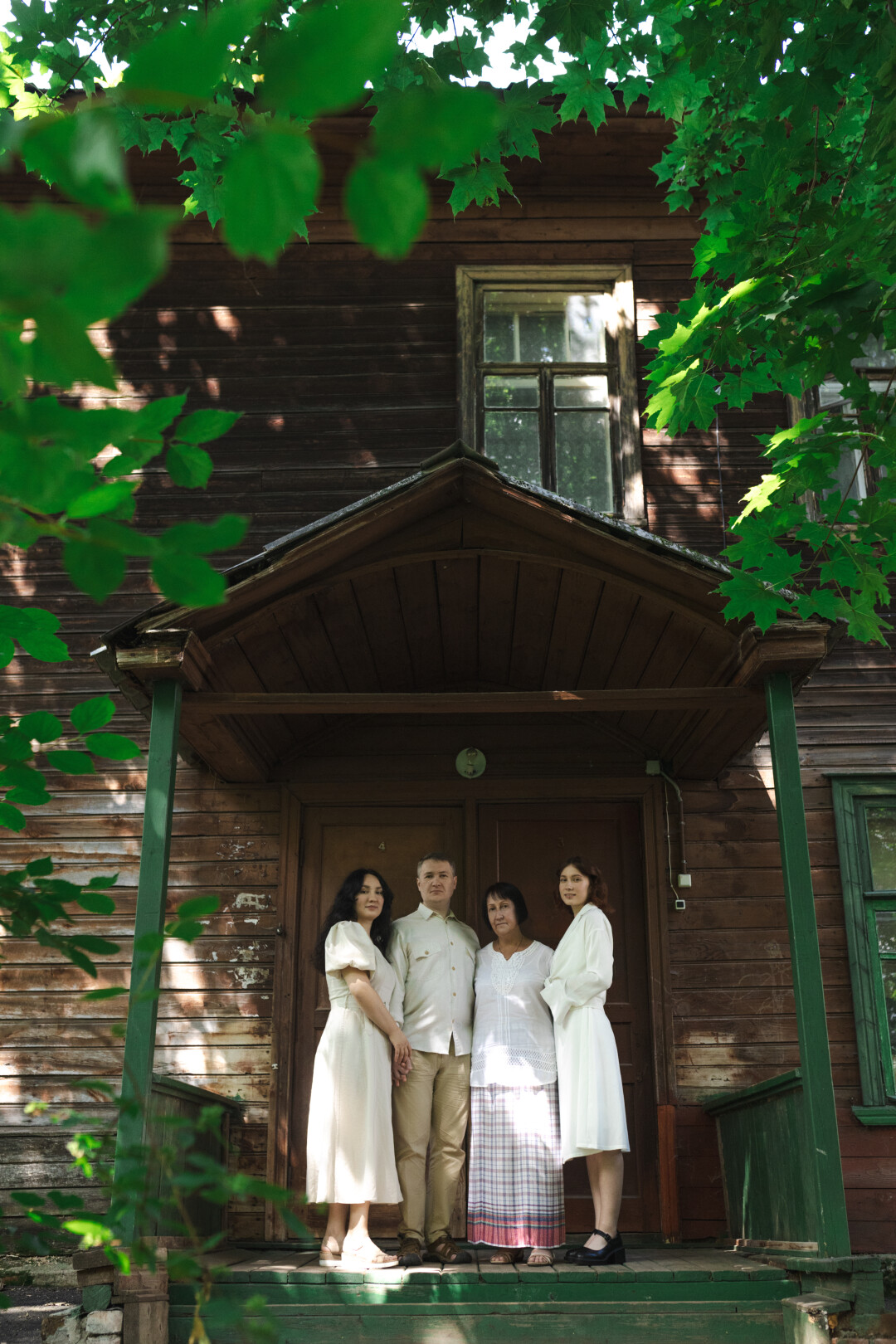 На крыльце своего дома, который входит в квартал «Красный просвещенец» — комплекс жилых деревянных двухэтажных домов в границах улиц Белинского