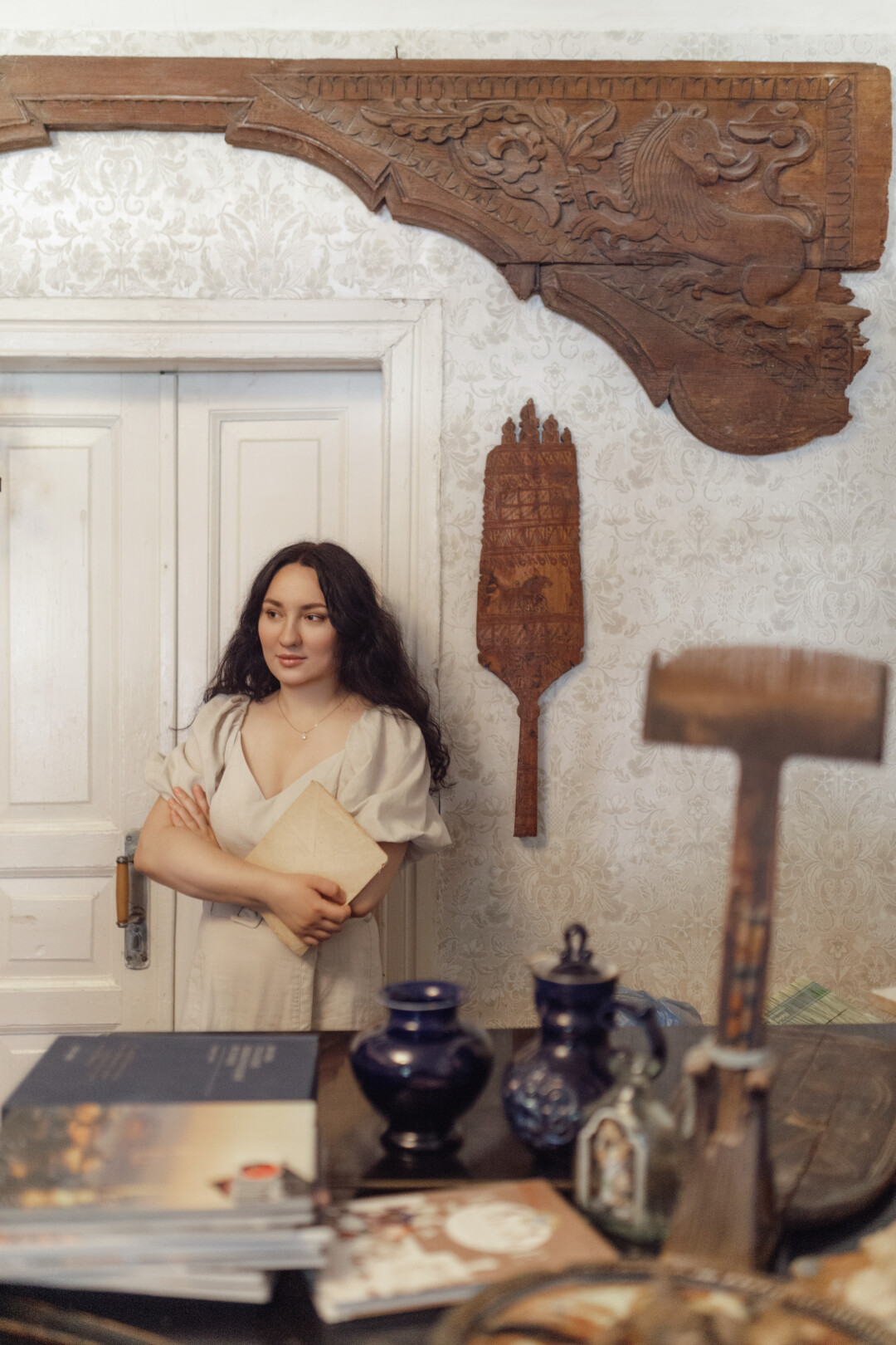 В интерьере квартиры историка архитектуры и архитектора-реставратора – немало редких рукотворных предметов.